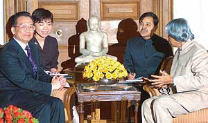 President A.P.J. Abdul Kalam with Chinese Premier Wen Jiabao at Rashtrapati Bhavan in New Delhi on Monday.