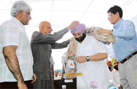 Chief Minister Capt Amarinder Singh being presented a shawl by Mr Prem Nath Gupta, Chairman of the Managing Committee of Satpal Mittal Memorial School, at a function to mark the first anniversary of the school in Ludhiana 