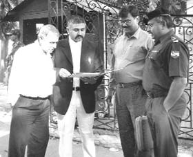 CBI DSP K.Y. Guruprasad with prosecution officer, Lieut-Col Sanjay Sitanshu, and prosecution counsel, Mr Arvind Moudgil, before producing the Tehelka tapes at a military court in Patiala