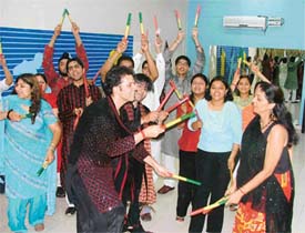 Students of Gaggun Bedis Institute of Fine Arts celebrate Navratras by performing dandiya