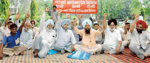 Members of the Punjab Subordinate Services Federation hold a protest rally at the mini secretariat in Ludhiana