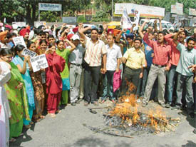 Various students federations burn the effigy of state Education Minister Harnam Dass Johar against the move to privatise ITIs