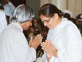 Rajbeer Kaur, mother of late Lieutenant Kanavdeep Singh receives Kirti Chakra posthumously from President A.P.J. Abdul Kalam