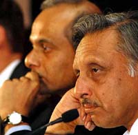  Vikram Singh Mehta, Chairman, Shell Group of Companies (India), and Union Minister for Petroleum and Natural Gas Mani Shankar Aiyar during the inauguration of the Hazira LNG Terminal at a function in New Delhi on Thursday. 
