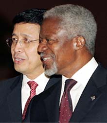 UN Secretary-General Kofi Annan with Indonesia's Foreign Minister Hassan W irajuda in Jakarta