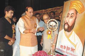 Film personality Ashutosh Rana, BJP leader Rajnath Singh and Union HRD Minister Arjun Singh on the occasion of 148 Vijayutsav function on Babu Veer Kunwar Singh in the Capital