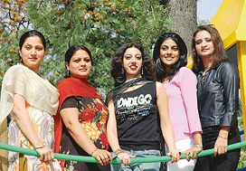 The all-woman cast of Addi Tapaa: Richa Shukla, Aashima Sabikhi, Parul Kakaria, Meenu Sharma and Vibha Bhagat