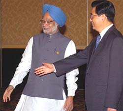 Prime Minister Manmohan Singh with Chinese President Hu Jintao in Jakarta
