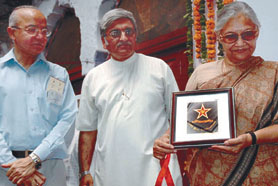 Chief Minister Sheila Dikshit unveiling the MCD restoration plan of Shishmahal Katra Khushal Rai Kinnari Bazar in the Capital. MCD Commissioner Rakesh Mehta is also seen in the picture. 