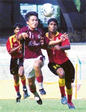 Mohun Bagan striker Sunil Chetri  and East Bengal defender Selwyn Fernandes battle it out for the ball during a National Football League match in Kolkata