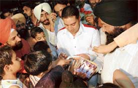 Singer Kamldheer Ludhiana mobbed by fans for autographs when he inaugurated a music store in Sarabha Nagar