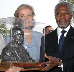 UN Secretary-General Koffi Annan and Ms Nane Annan receive a bust of Mahatma Gandhi after laying a wreath at Rajghat in New Delhi on Wednesday. 