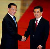 Chinese President and Communist Party chief Hu Jintao shakes hands with Taiwan opposition leader Lien Chan