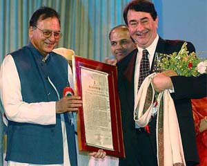 Veteran Bollywood star Randhir Kapoor receives the Raj Kapoor Award from Union Youth Affairs and Sports Minister Sunil Dutt