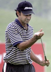 Indias Jyoti Randhawa gestures after missing a birdie putt on the ninth hole during the final round of the Asian Open in Shanghai on Sunday. 