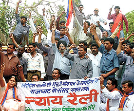 Auto-rickshaw drivers demonstrating in support of their demands at Rajghat in the Capital