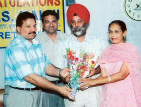 Padma Shree Kartar Singh, Director Sports, Punjab, presents a bouquet to Mr Harinder Singh Malhi, DSO, Amritsar, in Ludhiana