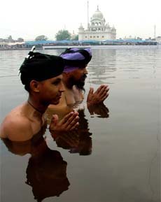 Devotees take a holy dip at Gurdwara Tutti Gandi Sahib in Muktsar