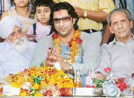 Wasim Akram at Chavinda Devi, his ancestral village, along with his father Chaudhary Mohammad Akram Ali  near Amritsar on Tuesday