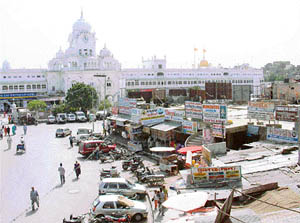 A view of the crowded Chowk Ghanta Ghar market.