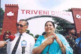 The parents of Lt Triveni Singh, the hero of the Jammu Railway Station episode and Ashok Chakra (posthumously), stand in front of the newly-constructed Triveni Gate