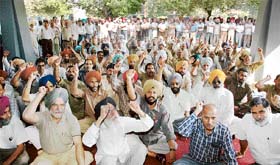 Teaching and non-teaching employees of the PAU hold a demonstration against the non-payment of salaries in Ludhiana