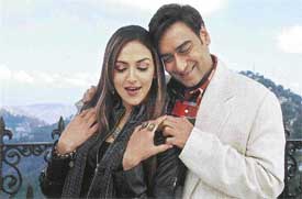 Ajay Devgan and Esha Deol in Main Aisa Hi Hoon