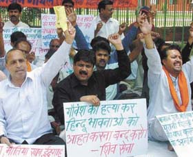 Shiv Sena activists demanding ban on cow slaughter in Idgah at Jantar Mantar in the Capital