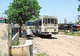 Buses have encroached upon the park in Mota Singh Nagar
