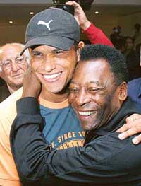 Brazilian soccer legend Pele (R) hugs compatriot Rivaldo, a player of Greek Olympiakos, inside Karaiskaki stadium in Athens on Thursday. 