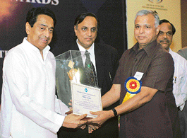 Union Commerce and Industry Minister Kamal Nath presents the Niryat Shree Gold Trophy