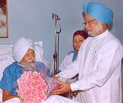 Prime Minister Manmohan Singh enquires about the health of veteran CPI (M) leader Harkishen Singh Surjeet
