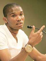 Barcelona striker Samuel Etoo delivers an apology for his remarks against Real Madrid at a press conference in Barcelona