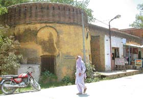 Kaleyaanwala Khoo in Ajnala tehsil where over 100 Indian soldiers were killed by the British in 1857