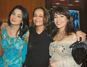 (From left) Pakistani actress Mira, Nazar film director Soni Razdan and Bollywood actress Koal Puri pose for photographers during the premiere of the film in Mumbai on Thursday night.