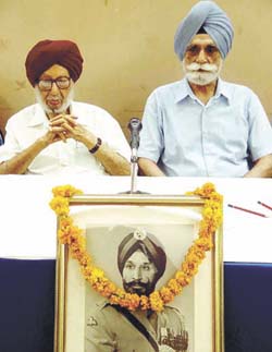 Major Gen. M.S.Chaddha and Dr Amrik Singh at a Shardhanjali function to pay tribute to late Jagjit Singh Aurora, organised by the Sikh Forum Delhi in the Capital