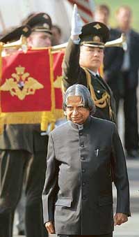 President APJ Abdul Kalam inspects a Russian guard of honour upon his arrival  in Moscow  on Sunday.  