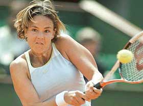 Top seed Lindsay Davenport of the USA returns the ball to Slovenias Katarina Srebotnik during their first round French Open match at the Roland Garros stadium in Paris on Monday