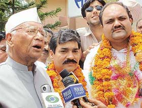 Dr Kewal Krishan, Speaker, Punjab Vidhan Sabha, and other MLAs address media persons after their return from Pakistan at Wagah Joint Checkpost