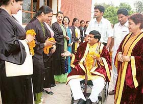 Mr Ajit Jogi, MP, interacts with faculty members of Dev Samaj College of Education during the annual convocation of the college at Sector 36-B, Chandigarh