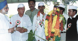 The Prime Minister, Dr Manmohan Singh, Congress MP from Ghaziabad Surendra Goel and Delhi's Deputy Mayor Ramesh Dutta before proceeding to Haridwar to immerse the urn containing soil from Sriperumbudur