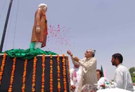 Haryana Chief Minister Bhupinder Singh Hooda pays floral tributes at the statue of Pt Jawaharlal Nehru on his 41st death anniversary at Rewari on Friday. 