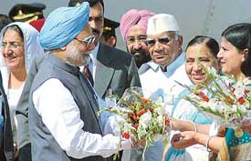 Prime Minister Manmohan Singh being welcomed by Ms Kartar Devi, Haryana Health Minister, and Ms Anu Chatrath, Mayor, at Chandigarh Airforce Station, on his way to Himachal Pradesh on Saturday