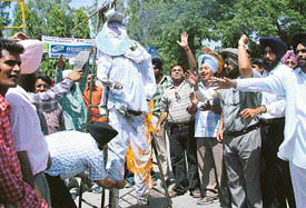 Members of the Unemployed Elementary Teachers Union burn an effigy of Chief Minister Amarinder Singh in Jalandhar on Saturday.