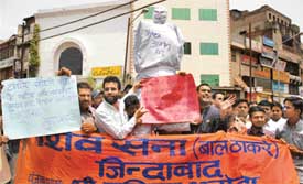 Shiv Sena activists with the effigy of the Punjab Chief Minister holding demonstration near Clock Tower in Ludhiana on Sunday