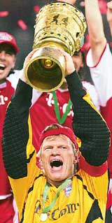 Oliver Kahn, captain of Bayern Munich, holds the German Cup soccer trophy in Berlin on Saturday. German champions Bayern Munich beat Schalke 04 2-1in the final. 