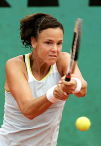 Lindsay Davenport of the USA returns the ball to Belgiums Kim Clijsters during their match in the fourth round of the French Open in Paris on Sunday. Davenport won 1-6, 7-5, 6-3 to enter the quarterfinal.