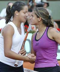 Serbia-Montenegro's Ana Ivanovic shakes hands with France's Amelie Mauresmo 