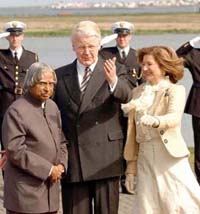 President A.P.J. Abdul  Kalam being accorded a ceremonial welcome at Bessastaoir