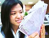 An accountant from the International Commercial Bank of China (ICBC) counts euros in Taipei on Thursday. The euro rebounded slightly in early Asian trade after dropping to a nine-month low following the Dutch voters massive rejection of the EU draft constitution, dealers said. 